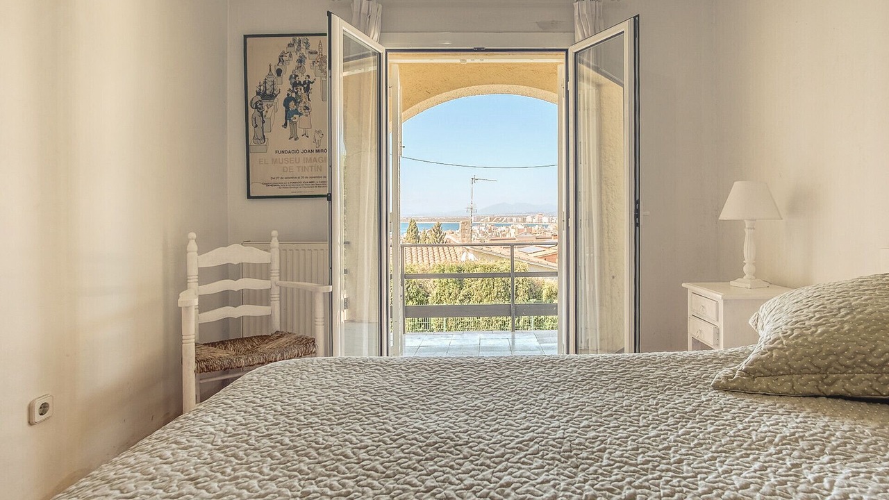 Photo of Bedroom in Roses Town Center