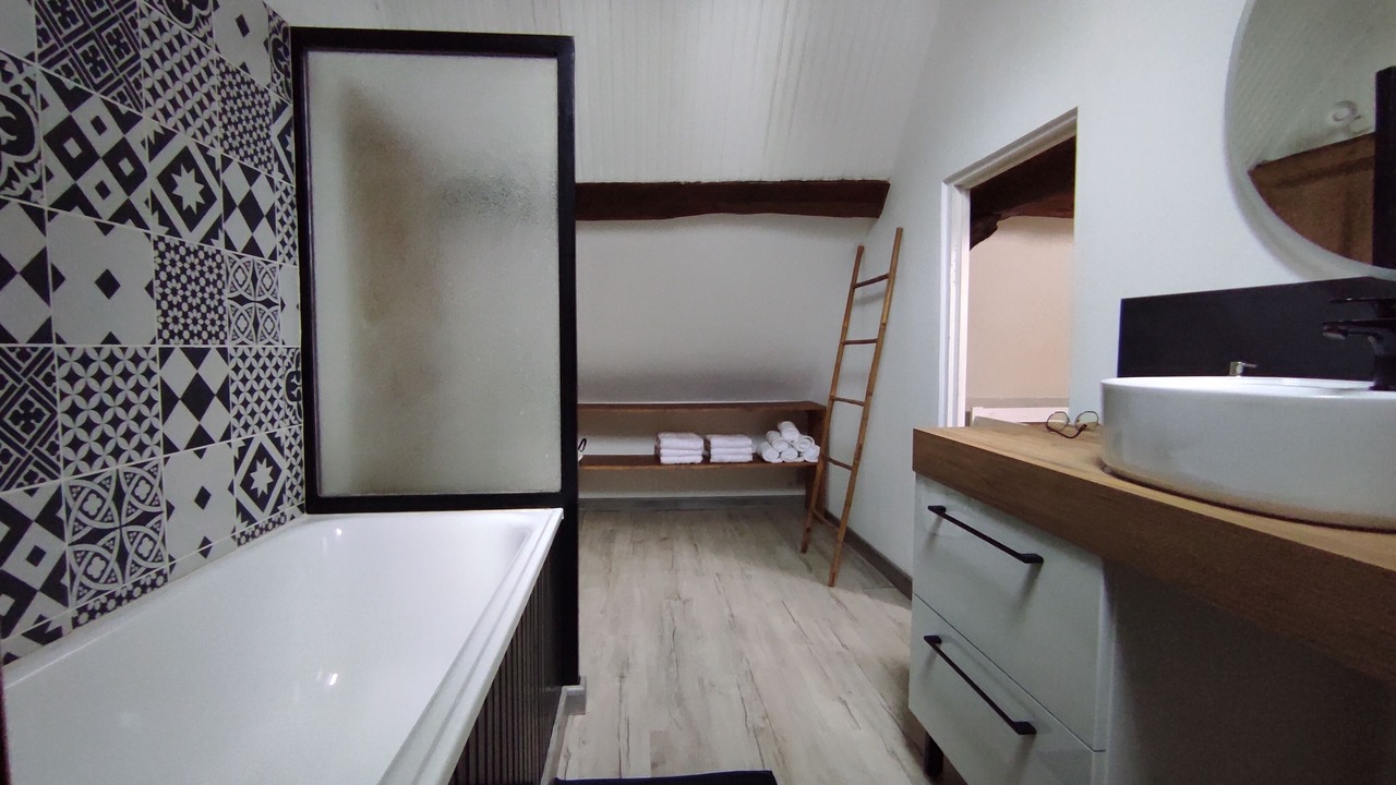 Photo of Bathroom in Manthelan