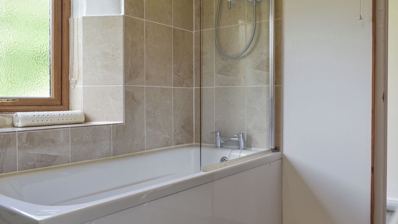 Photo of Bathroom in Lostwithiel