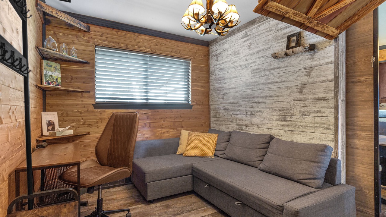 Photo of Livingroom in Madison Heights