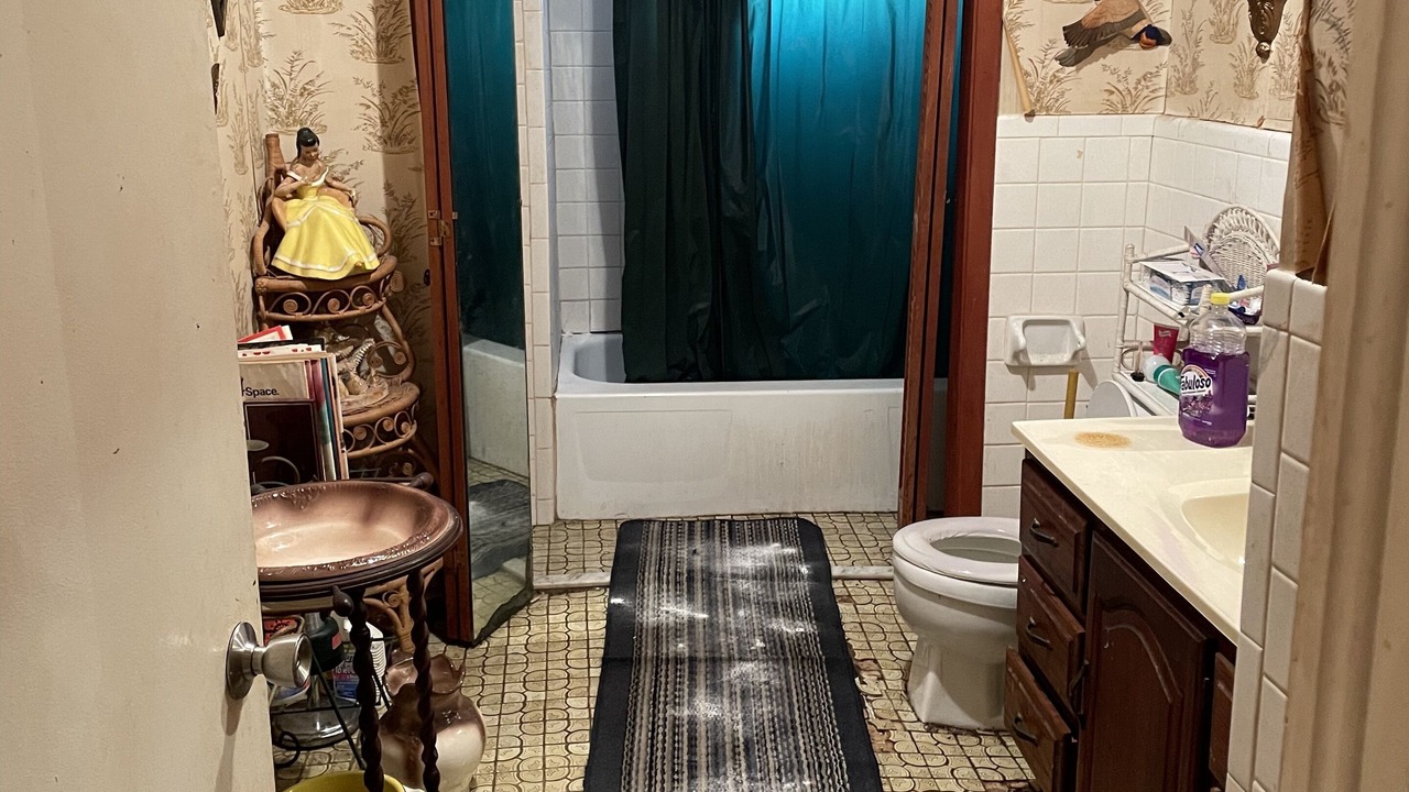 Photo of Bathroom in Kenner - Louis Armstrong International Airport