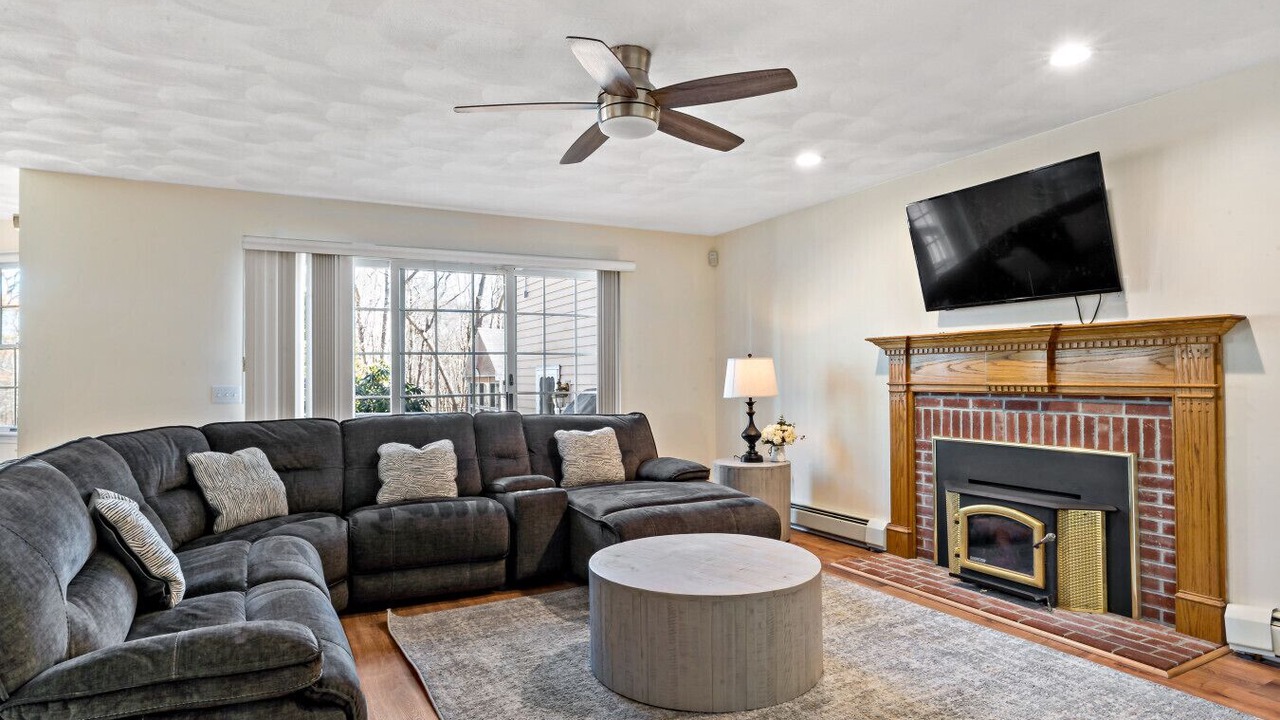 Photo of Livingroom in Saunderstown
