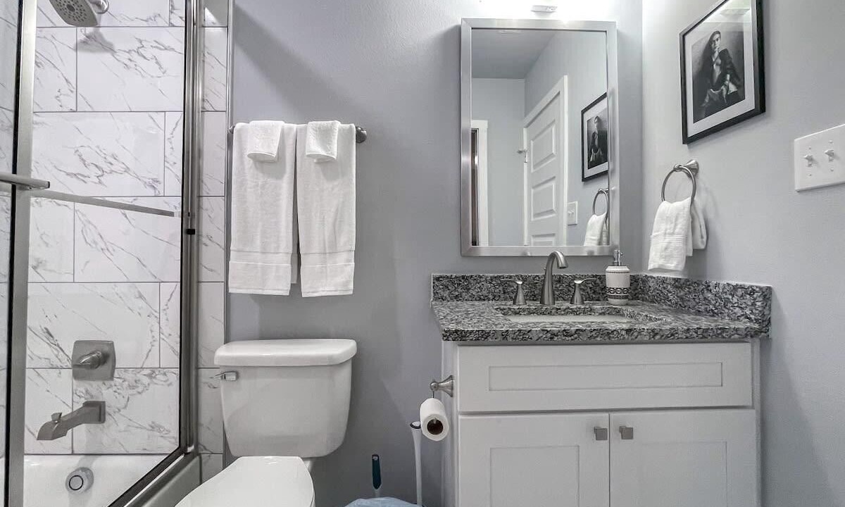 Photo of Bathroom in Northwest Los Angeles Heights