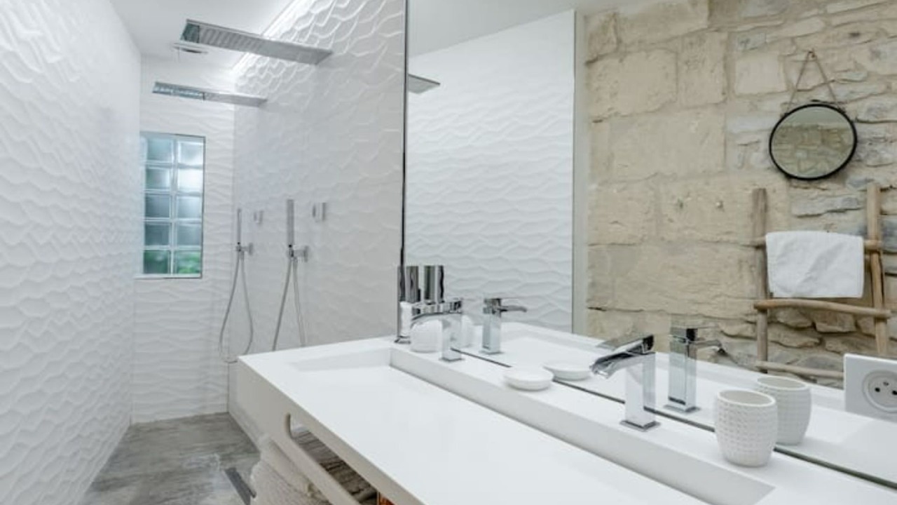 Photo of Bathroom in Saint-Laurent-d'Aigouze