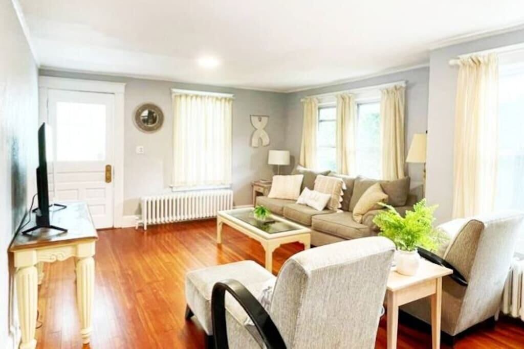 Photo of Livingroom in Cove - East Side - Shippan