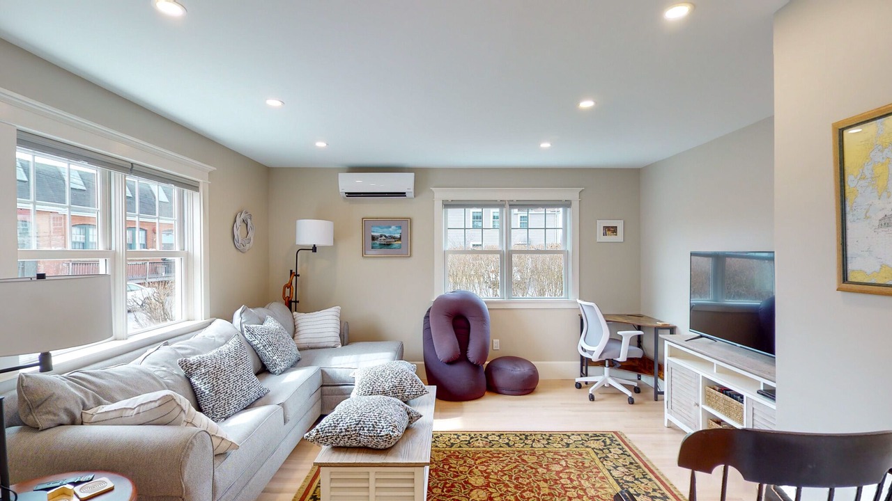 Photo of Livingroom in Mystic - New London