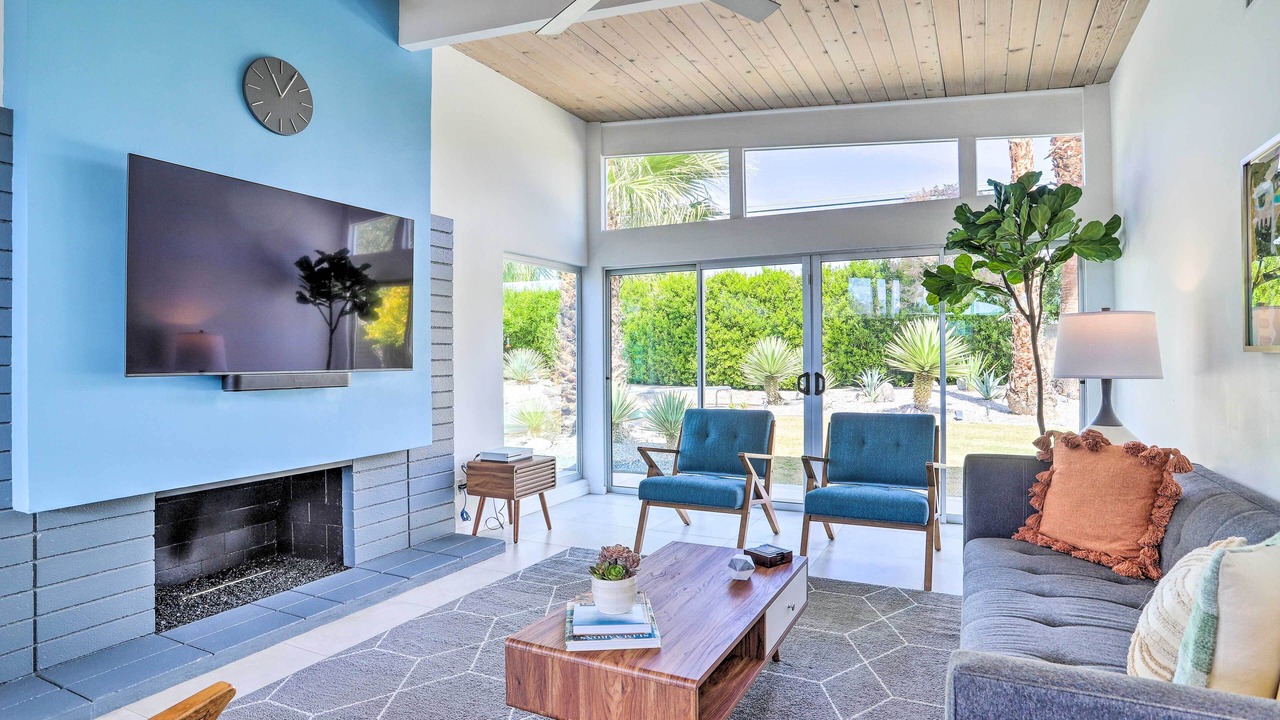 Photo of Livingroom in Racquet Club Estates