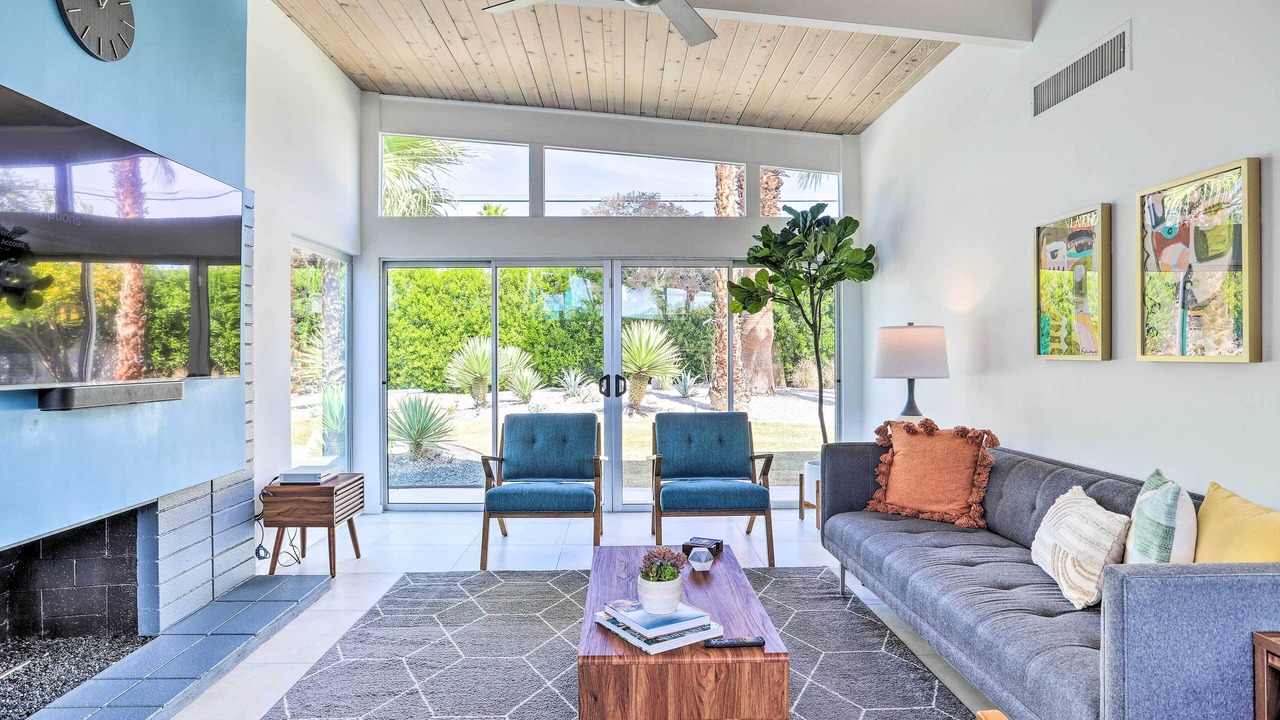 Photo of Livingroom in Racquet Club Estates