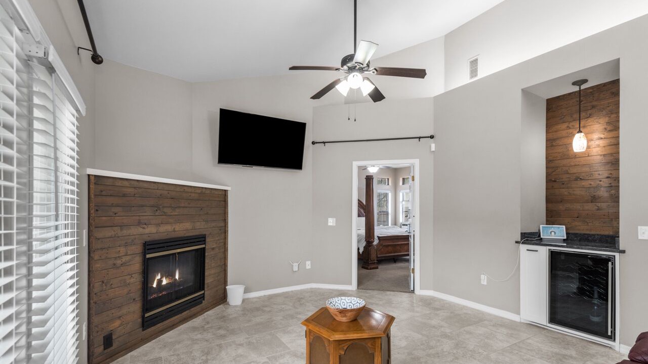 Photo of Livingroom in Crown Colony
