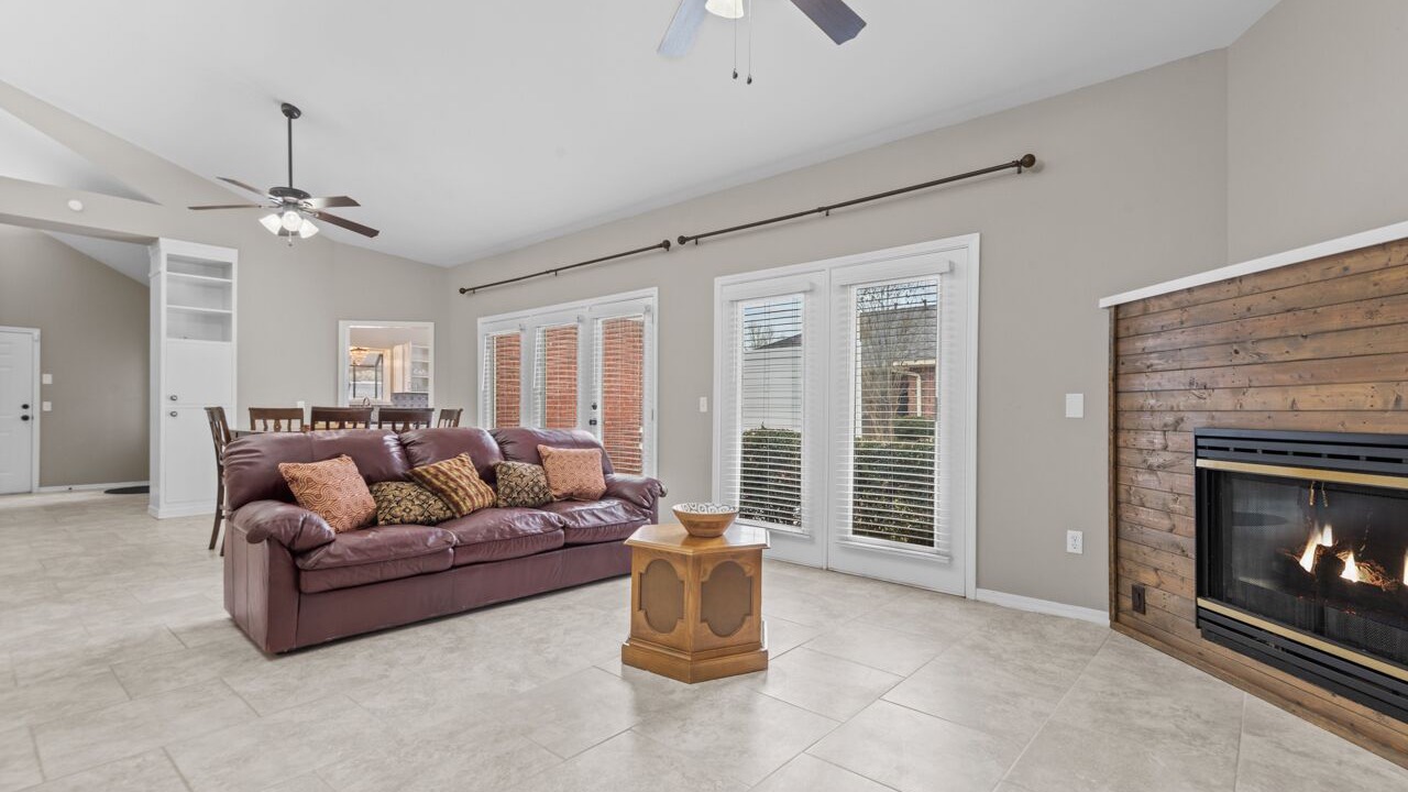 Photo of Livingroom in Crown Colony