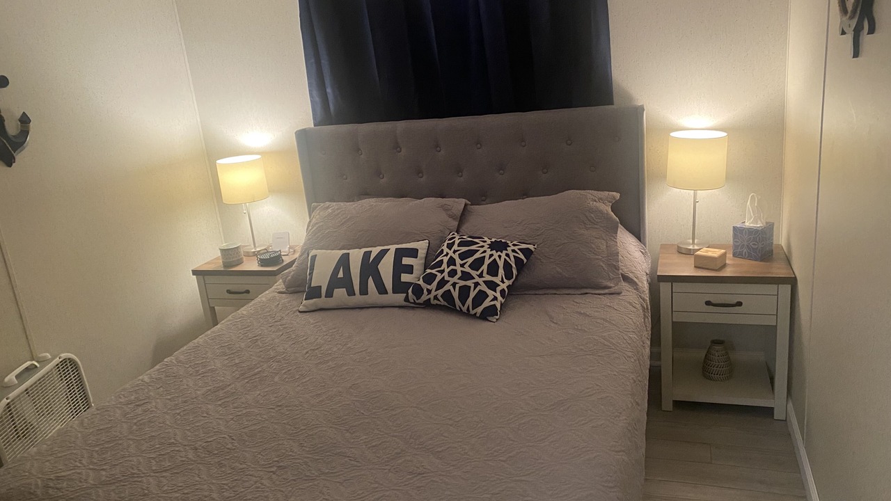 Photo of Bedroom in Flat Hollow Marina