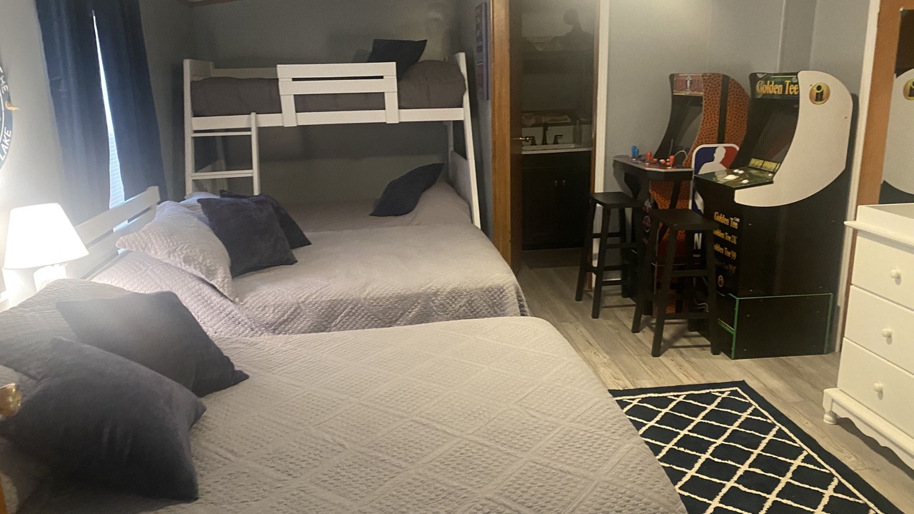 Photo of Bedroom in Flat Hollow Marina