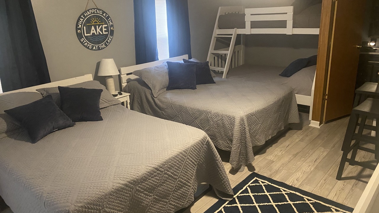 Photo of Bedroom in Flat Hollow Marina