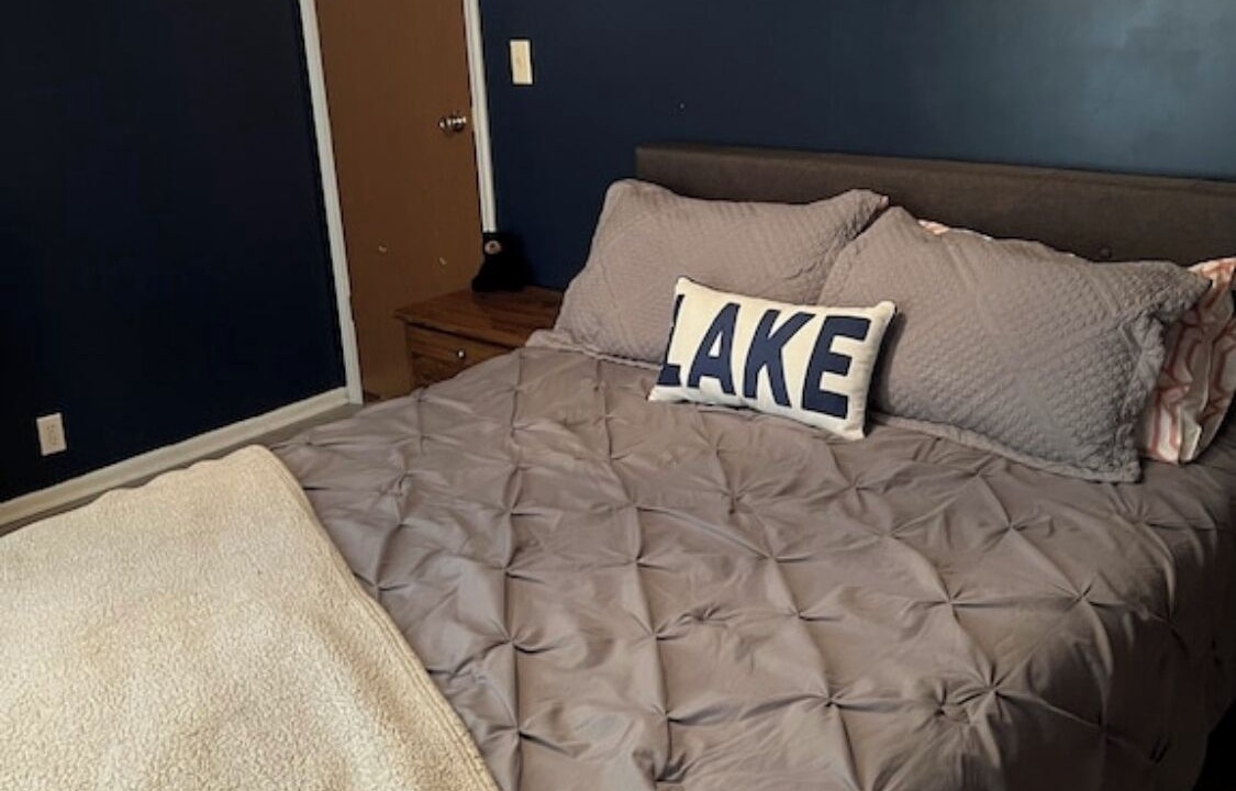 Photo of Bedroom in Flat Hollow Marina