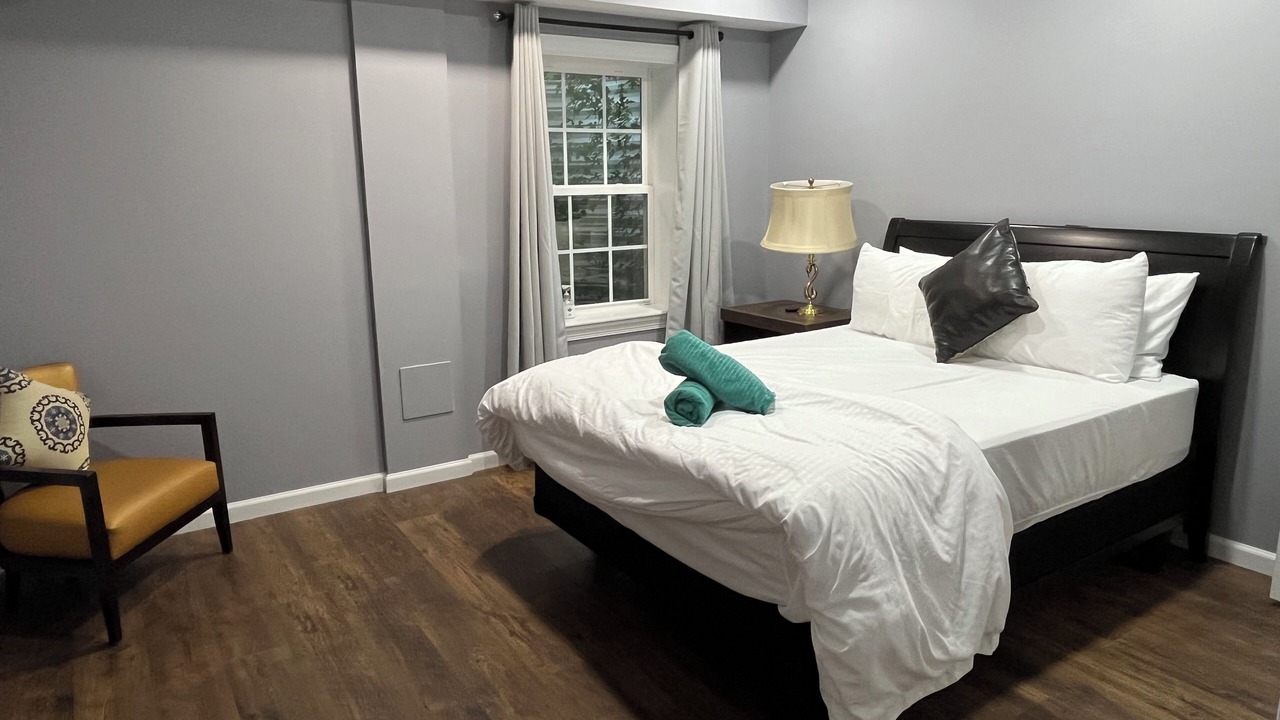 Photo of Bedroom in Baileys Crossroads