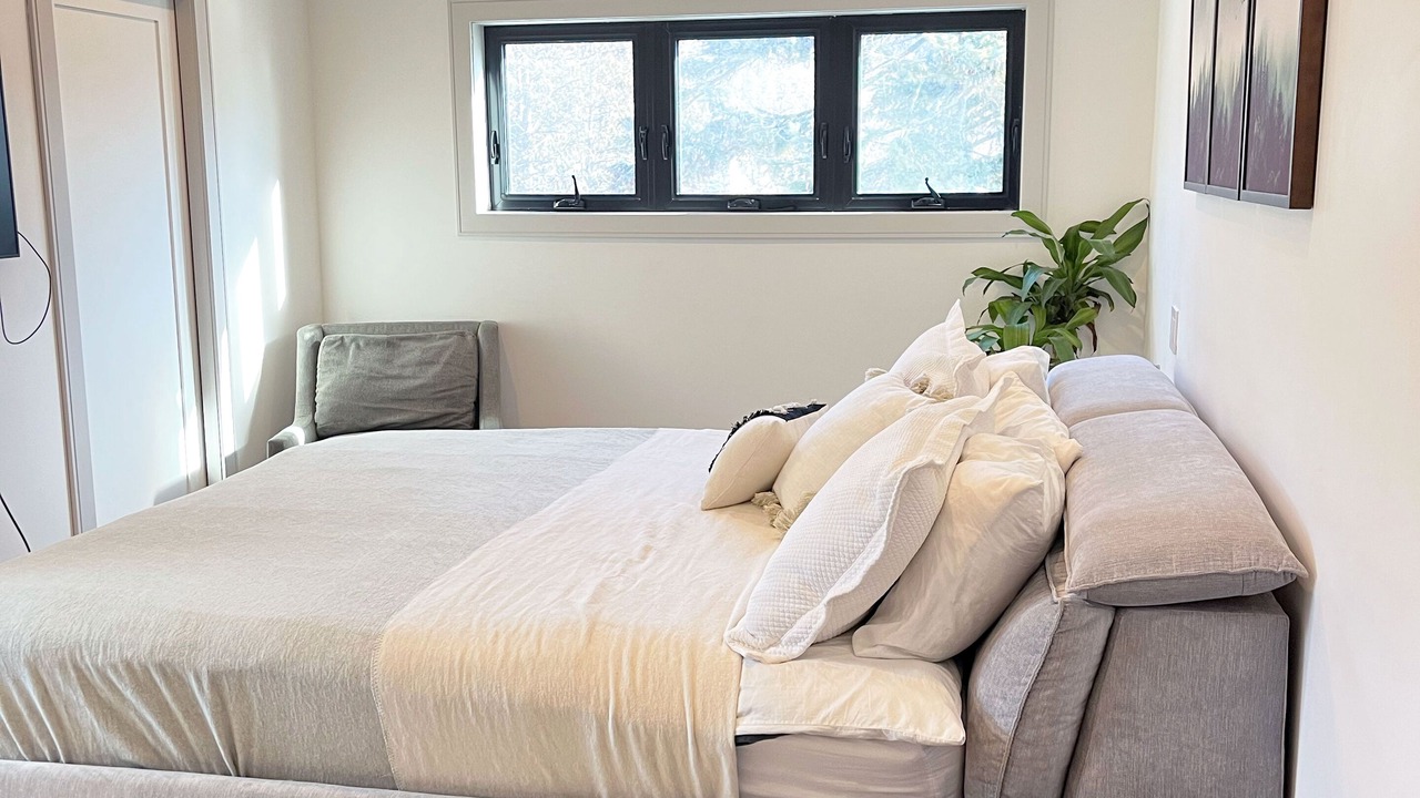 Photo of Bedroom in Lambton Baby Point