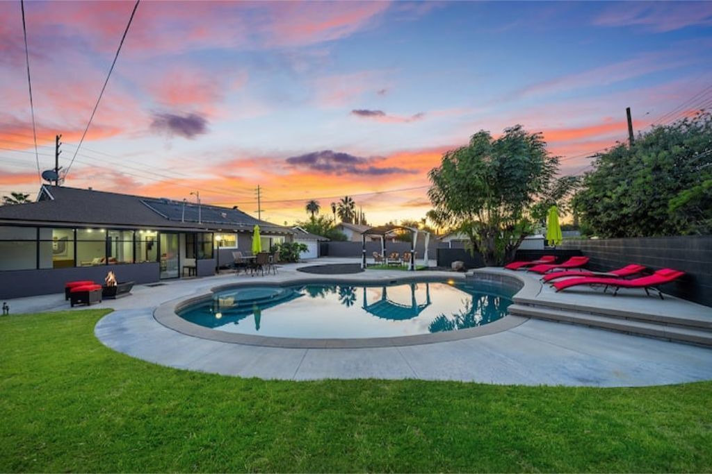 Photo of Outdoor in Canoga Park
