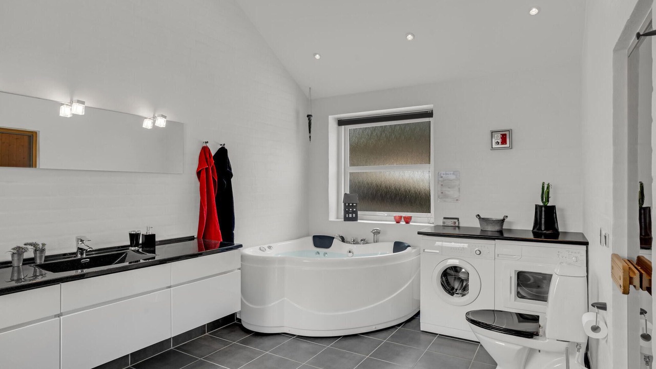 Photo of Bathroom in Fur