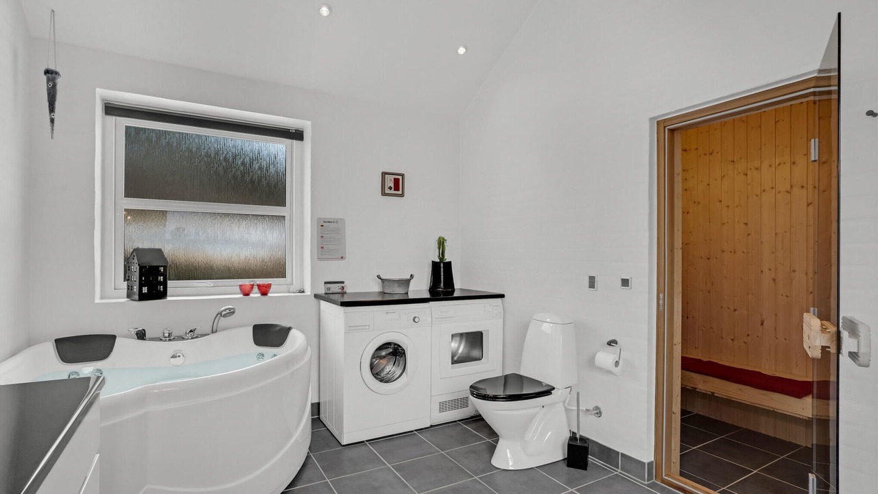 Photo of Bathroom in Fur