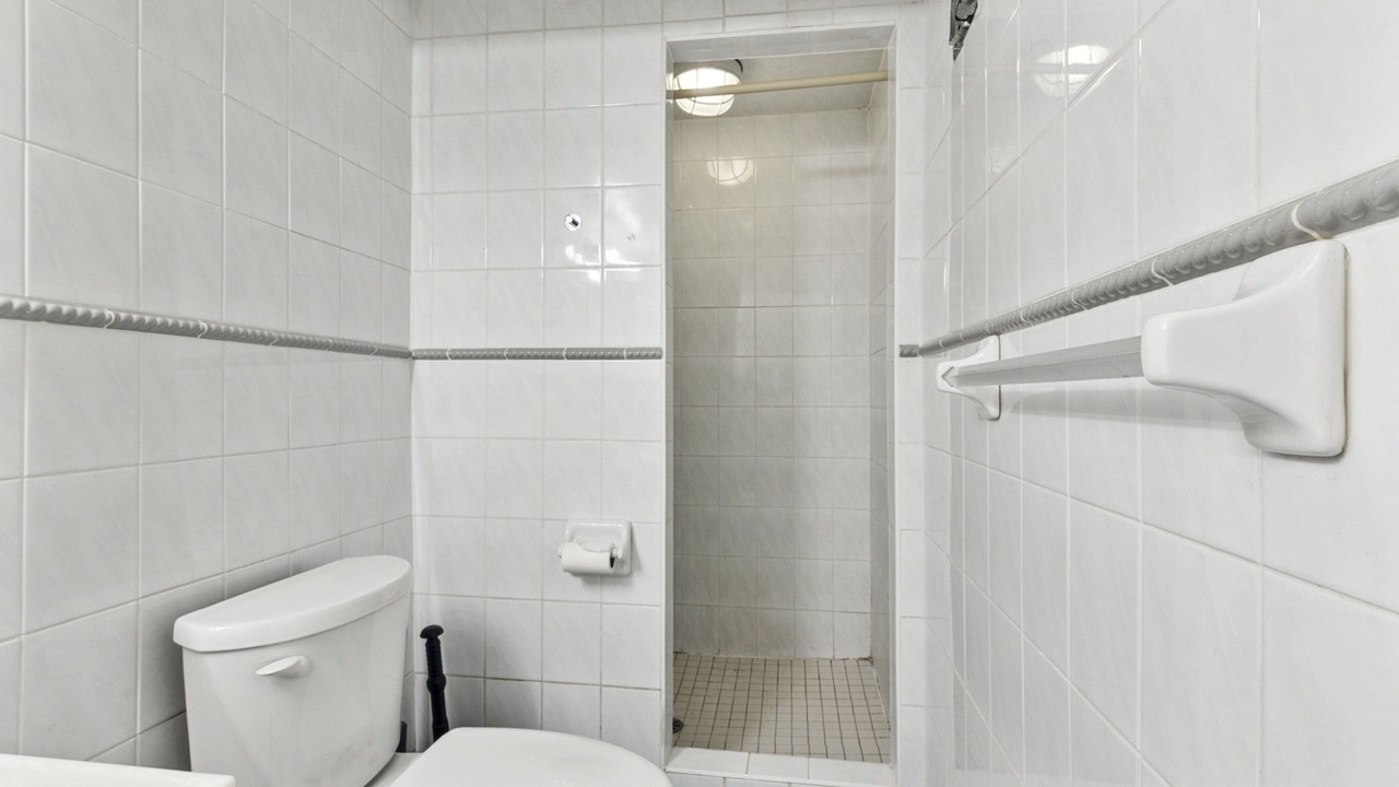 Photo of Bathroom in Maple Leaf