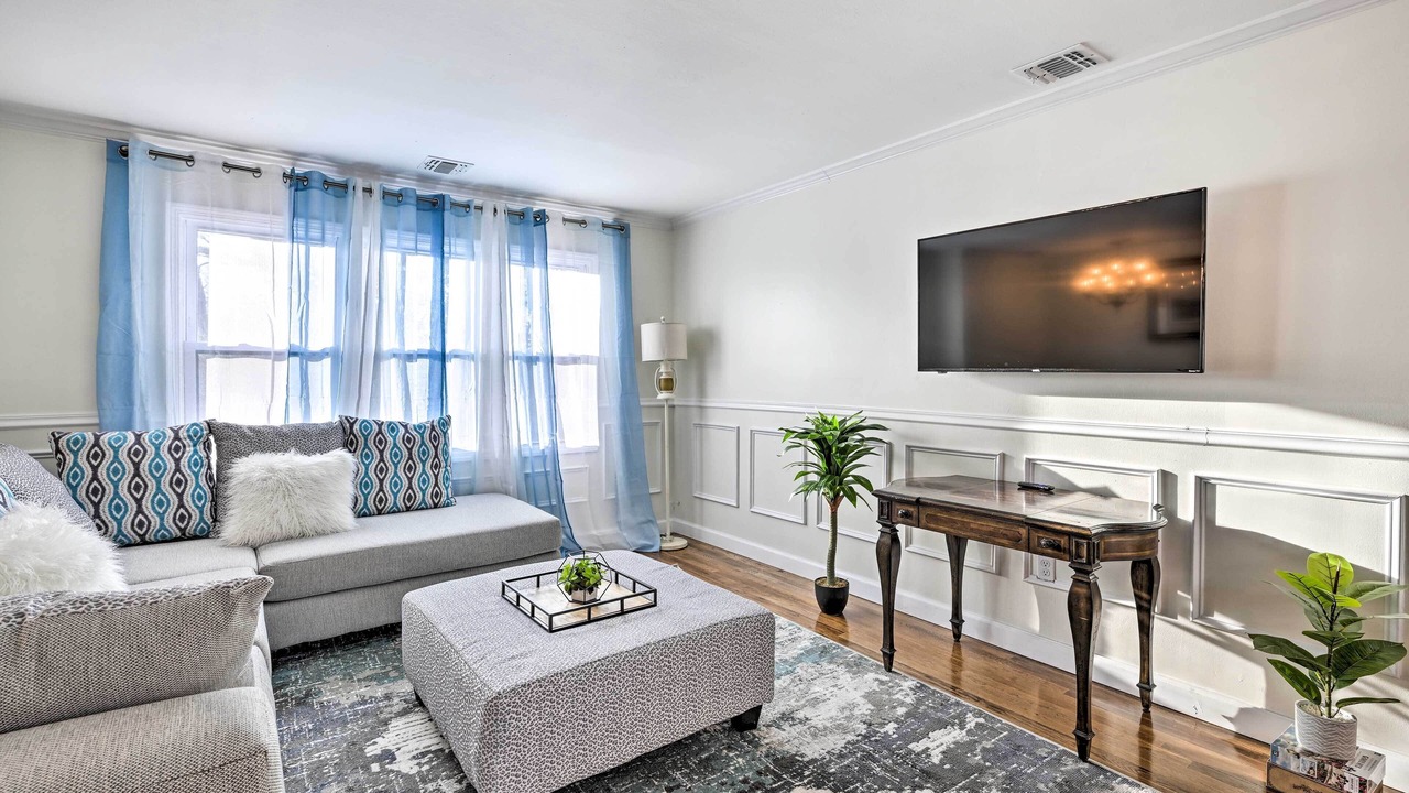 Photo of Livingroom in North Bay Shore