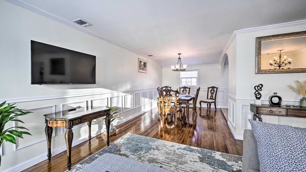 Photo of Livingroom in North Bay Shore