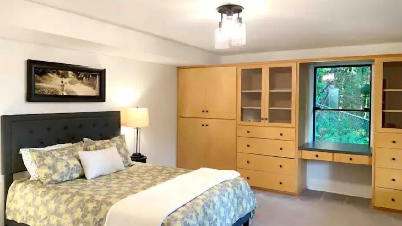 Photo of Bedroom in East Bay Drive