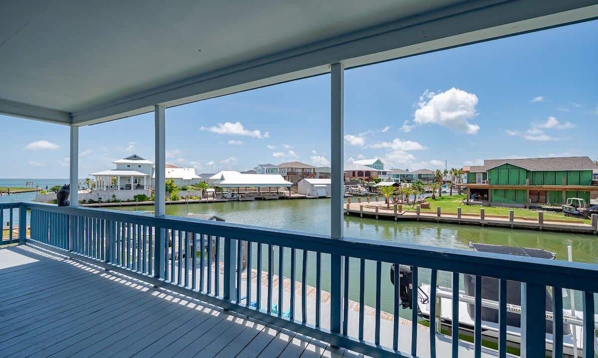 Photo of Patio Balcony in City-by-the Sea