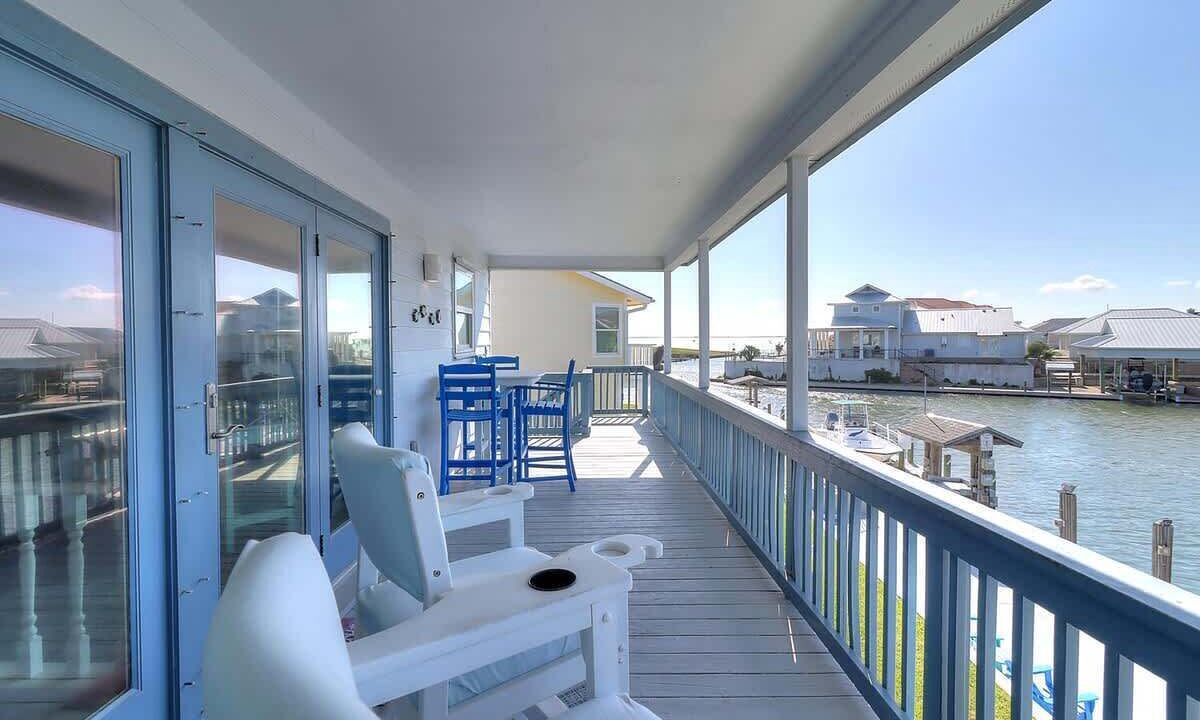 Photo of Patio Balcony in City-by-the Sea