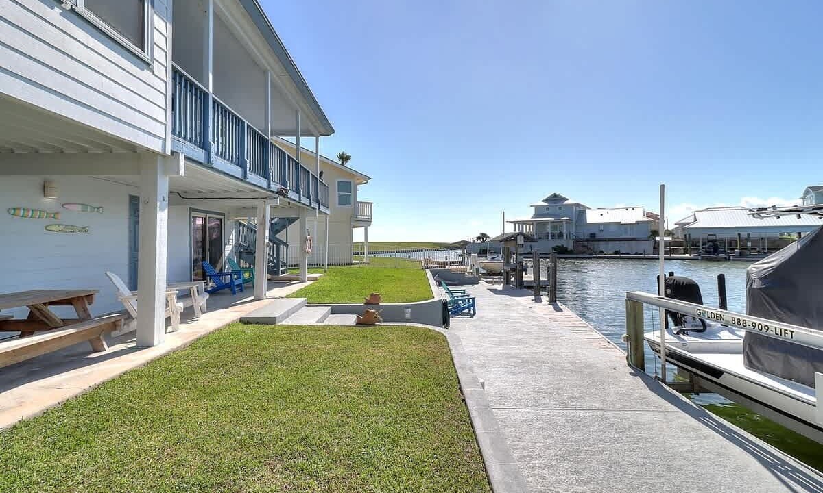 Photo of Outdoor in City-by-the Sea