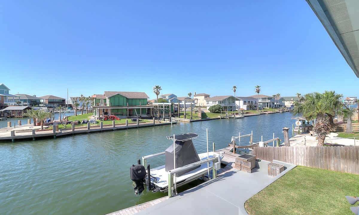Photo of Patio Balcony in City-by-the Sea