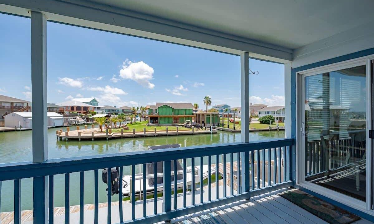 Photo of Patio Balcony in City-by-the Sea