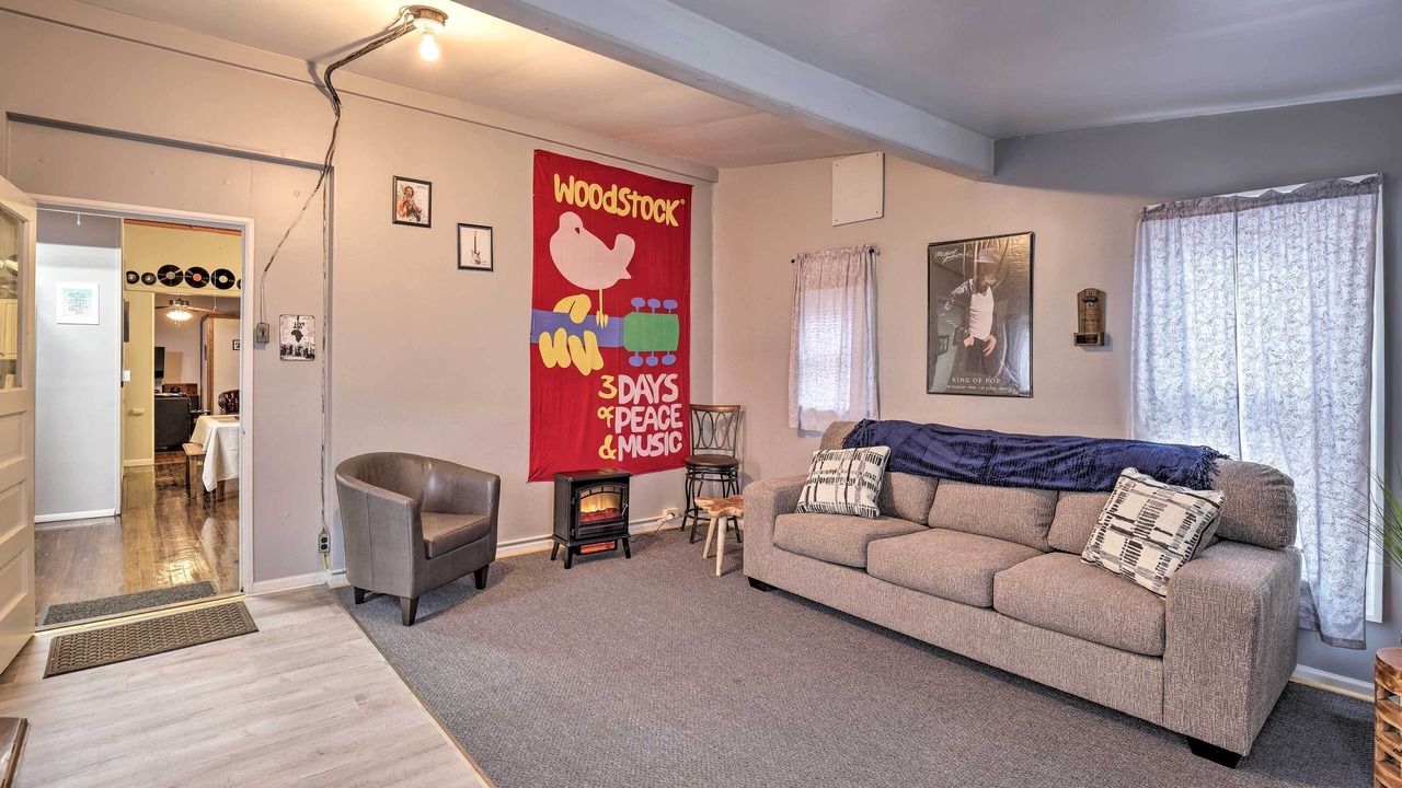 Photo of Livingroom in Oaks Corners