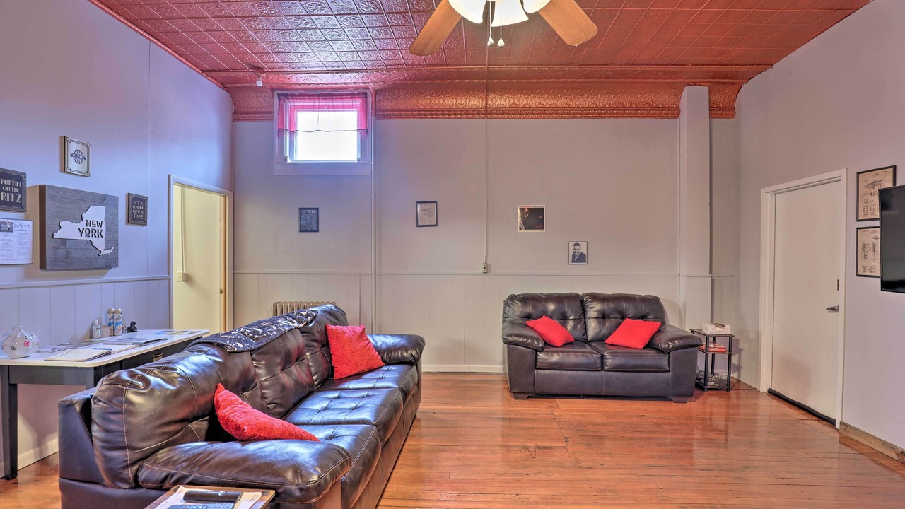 Photo of Livingroom in Oaks Corners