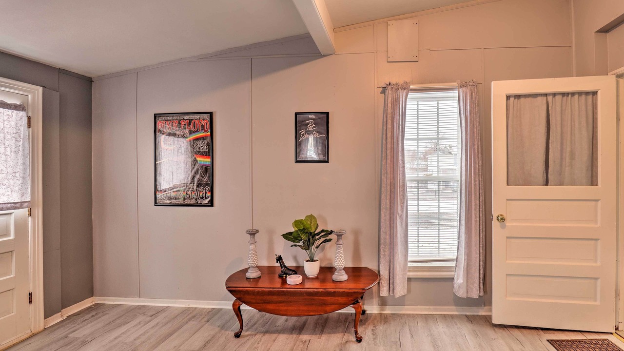 Photo of Livingroom in Oaks Corners