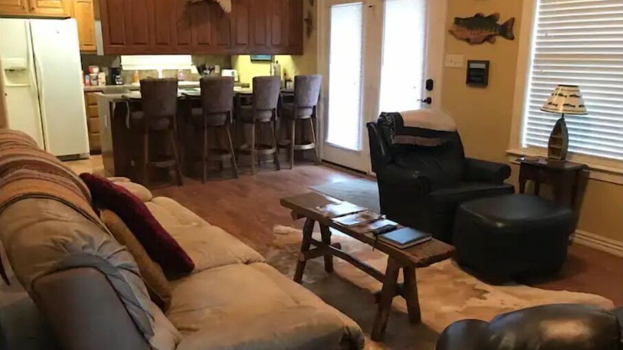 Photo of Livingroom in Bates