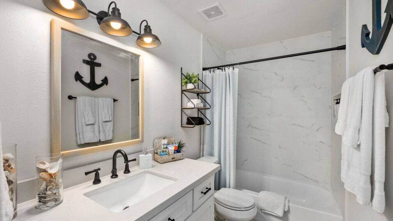 Photo of Bathroom in El Lago