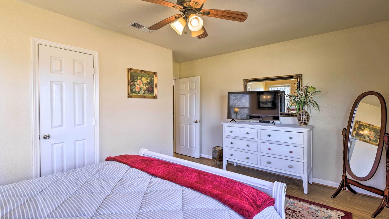 Photo of Bedroom in Ellis County