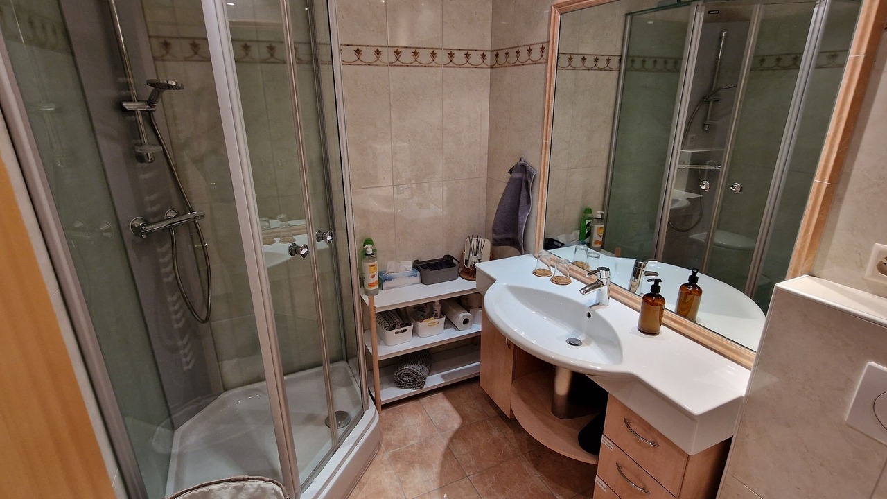 Photo of Bathroom in Lens