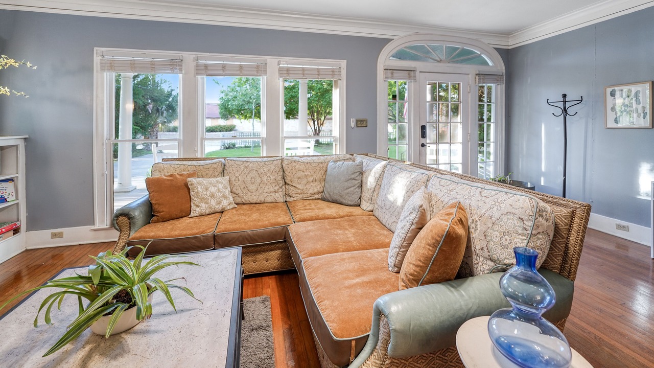 Photo of Livingroom in Government Hill