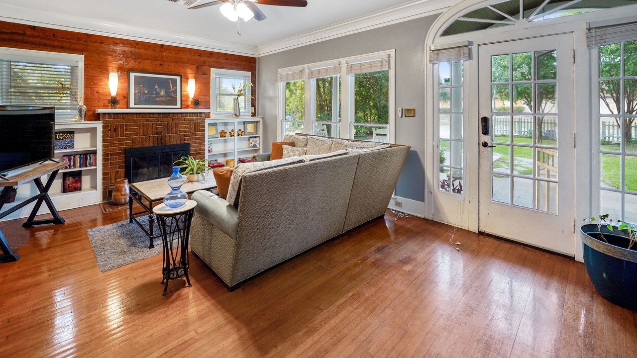 Photo of Livingroom in Government Hill
