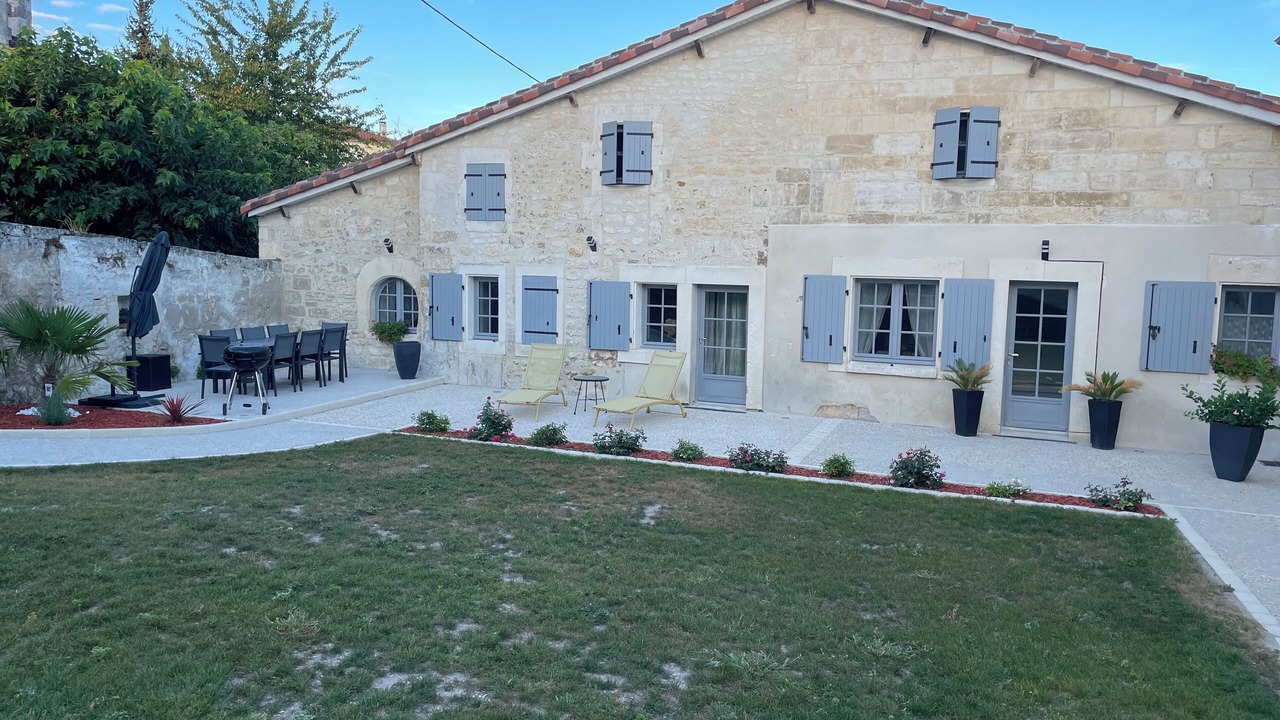 Photo of Outdoor in Saint-Meme-les-Carrieres