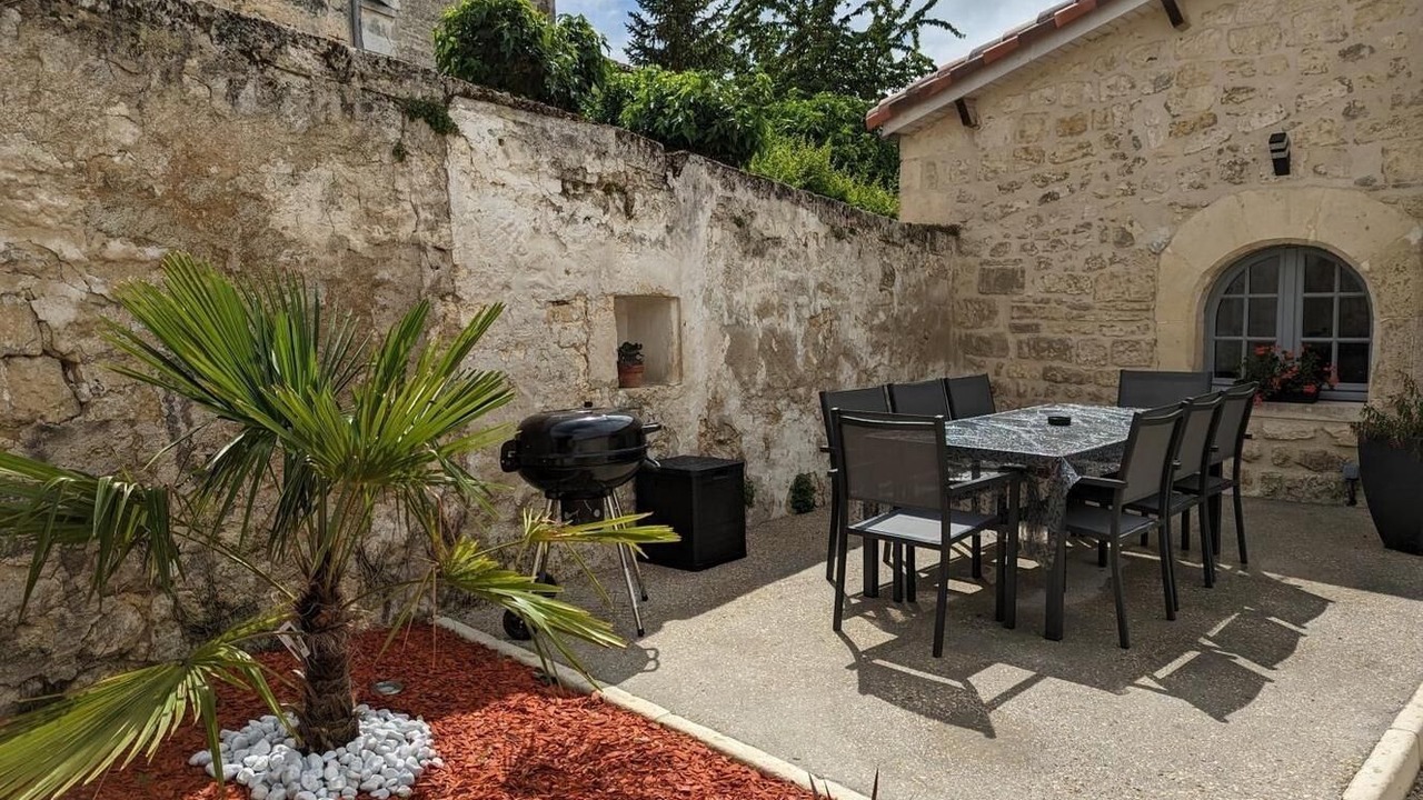 Photo of Outdoor in Saint-Meme-les-Carrieres