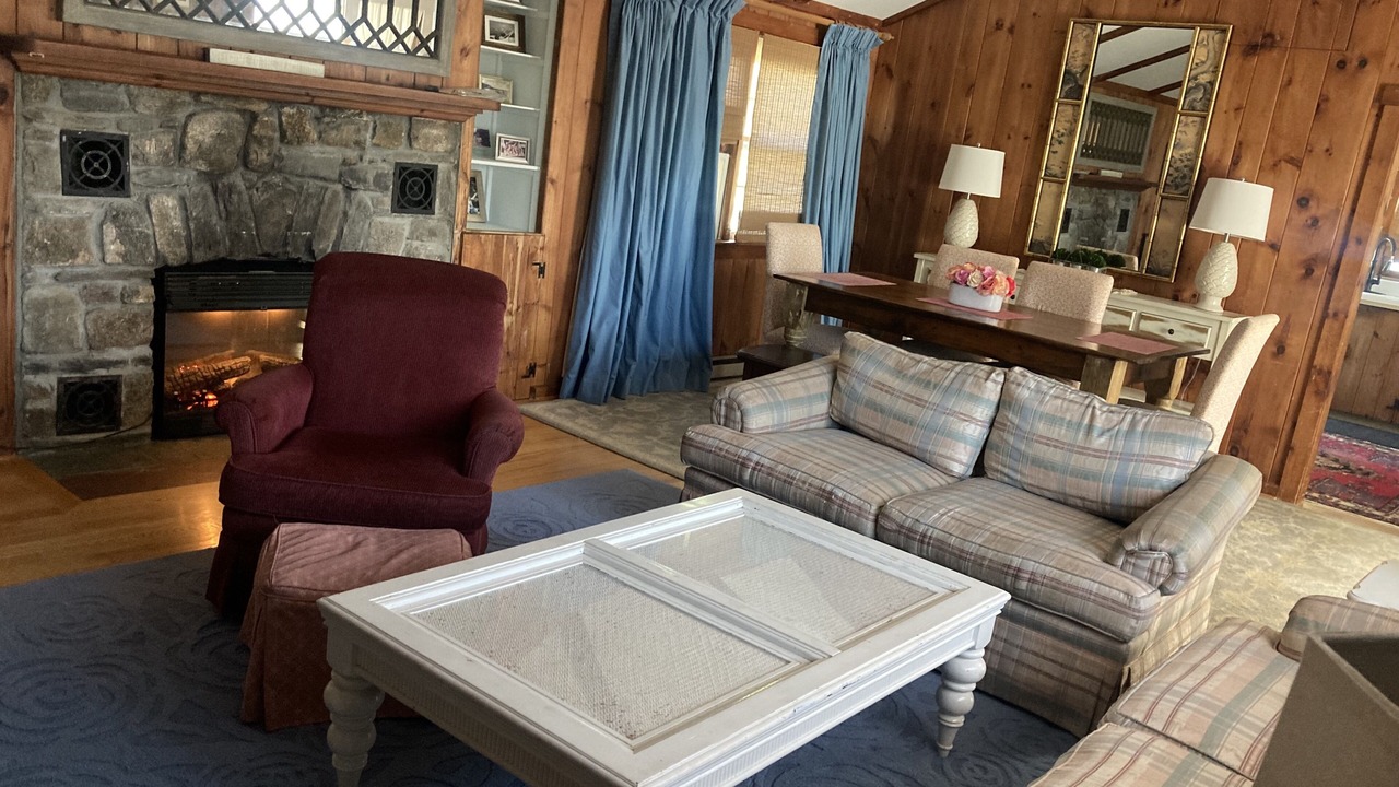 Photo of Livingroom in Saunderstown