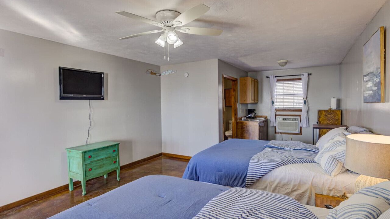 Photo of Bedroom in Redwood