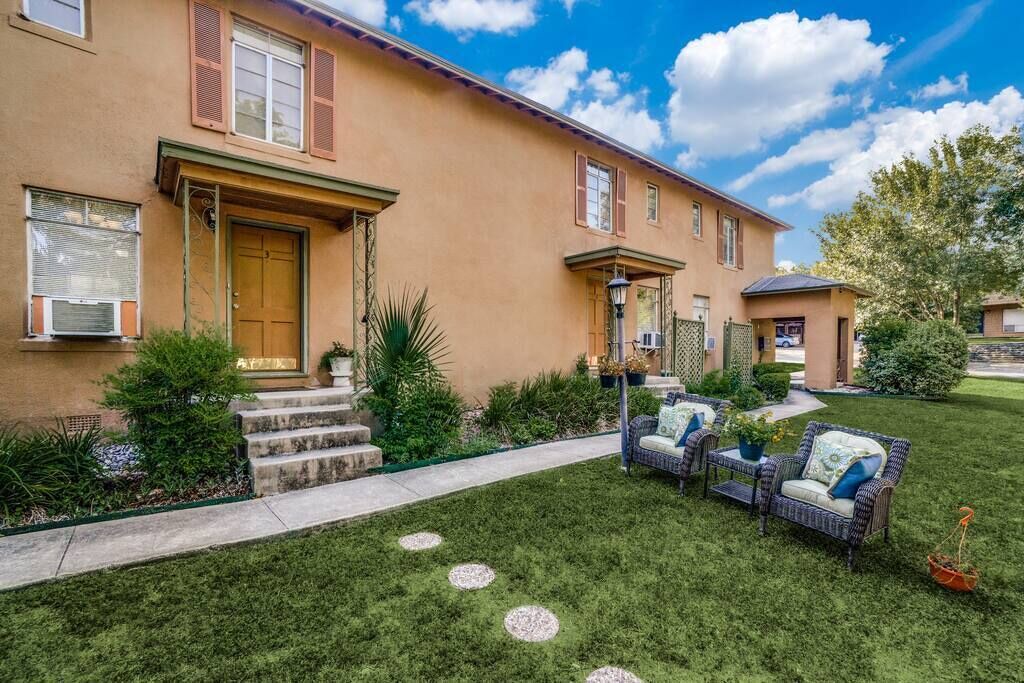 Photo of Outdoor in Uptown