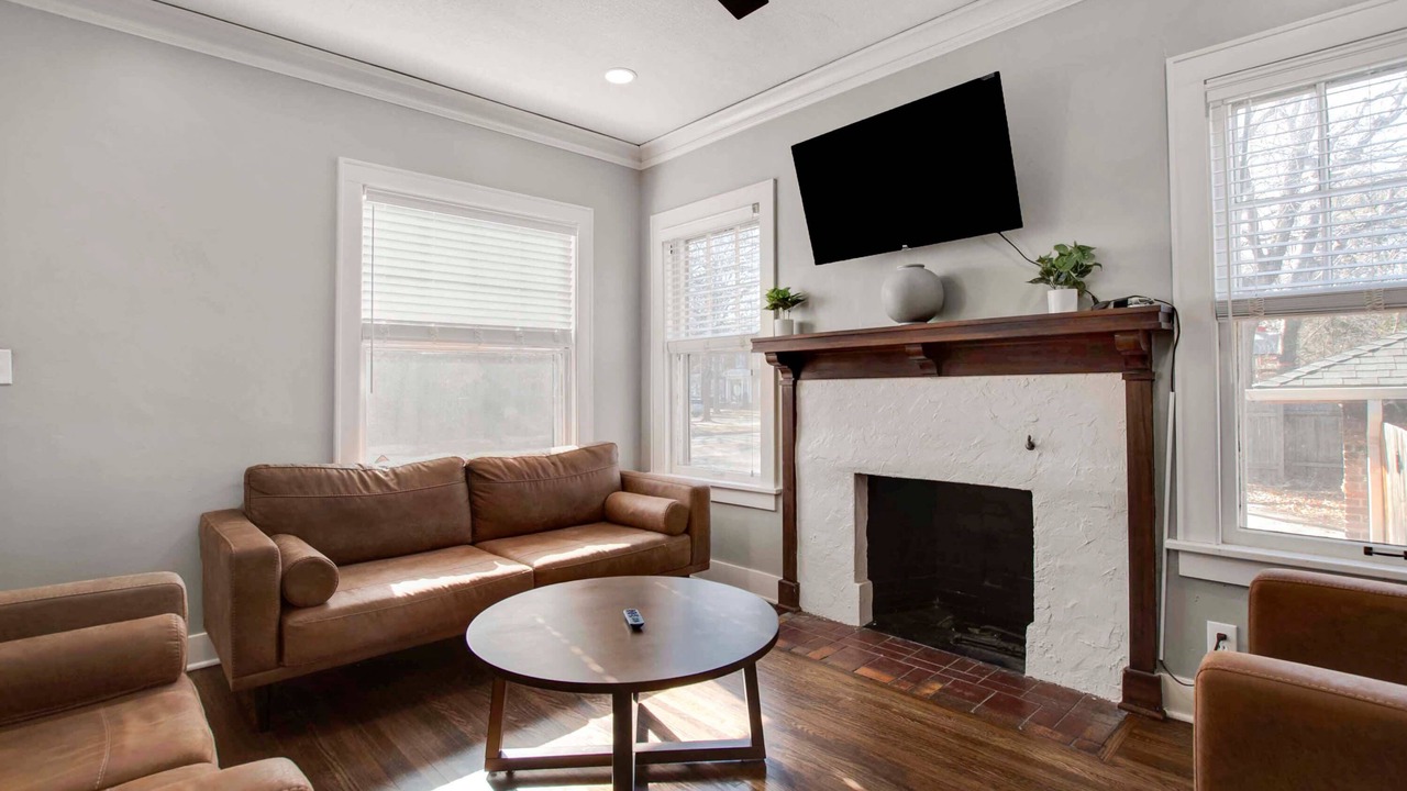 Photo of Livingroom in College Hill