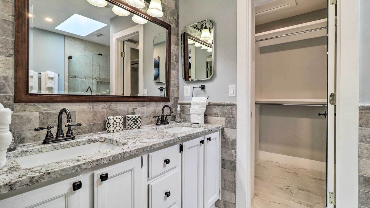 Photo of Bathroom in Golden Glades - The Woods