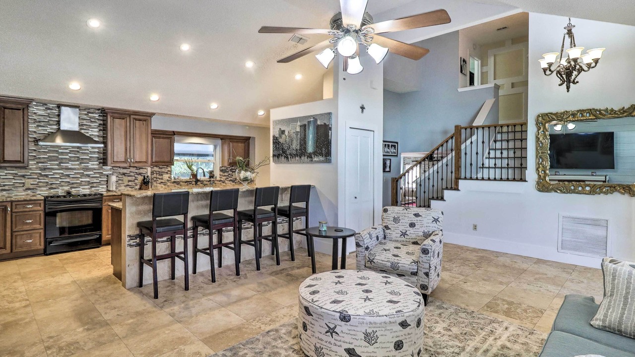 Photo of Livingroom in Golden Glades - The Woods