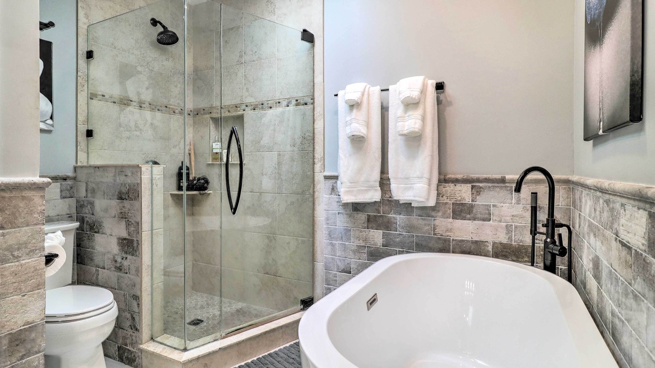 Photo of Bathroom in Golden Glades - The Woods